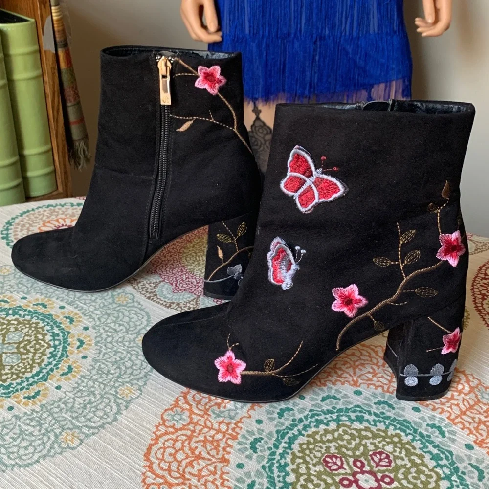 Nanette Lepore Lilly Faux Suede Booties w/Embroidered Flowers & Butterflies 8.5 - Picture 4 of 12